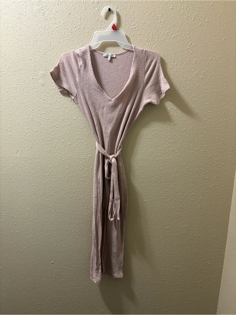 Womenโs Ribbed V-Neck Tie-Waist Dress in Dusty Pink